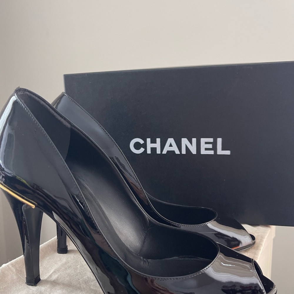 CHANEL Glossy Black Women's Heels